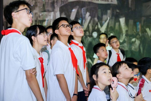 可盈配资 “百团万人观龙华烈士陵园”暑期专场活动昨天启动