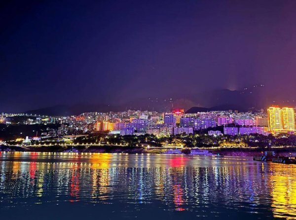 星星配资 巴东：灯火璀璨映江城